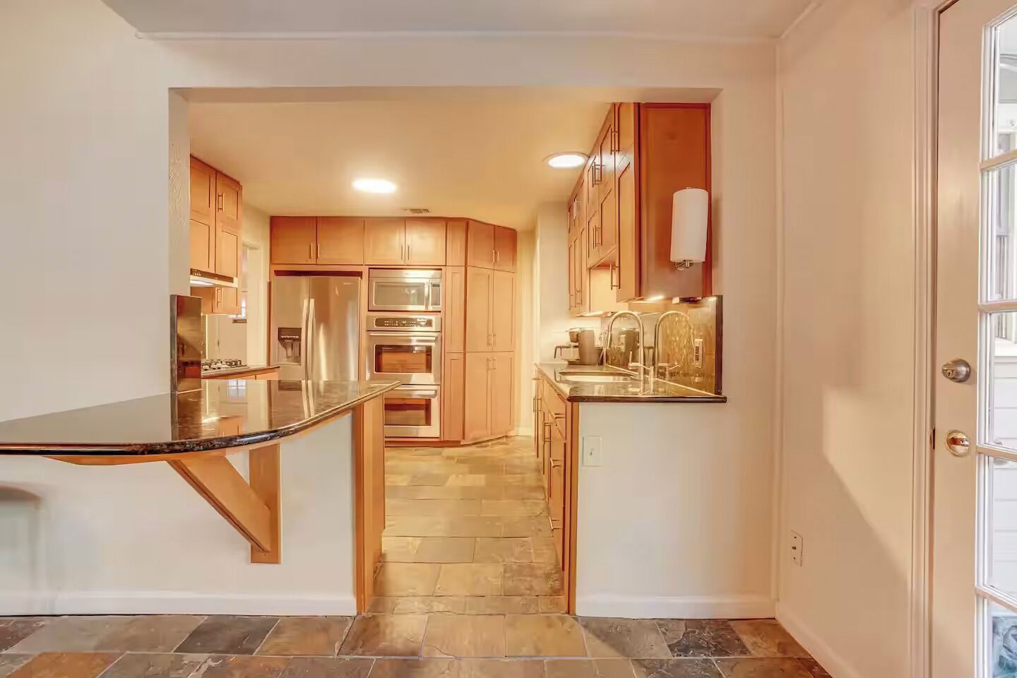 Mikrobølgeovn, ovn, kokeplater og oppvaskmaskin