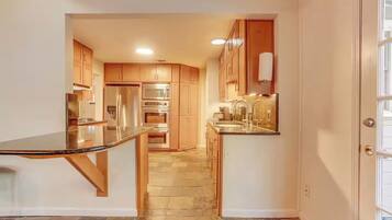 Mikrobølgeovn, ovn, kokeplater og oppvaskmaskin