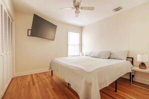 4 bedrooms, iron/ironing board, WiFi, bed sheets