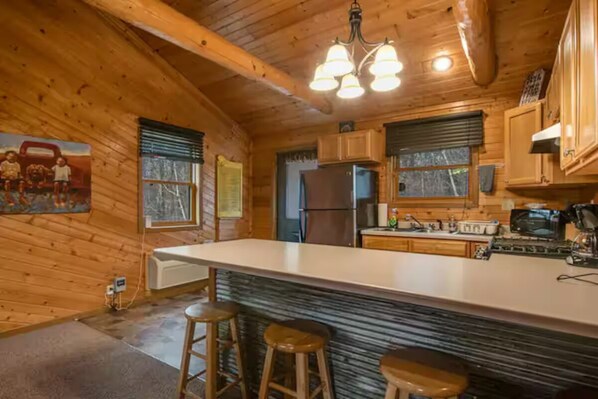 Microwave, oven, stovetop - Charming cabin 4 out of 7 in New Lisbon - perfect getaway (New Lisbon)