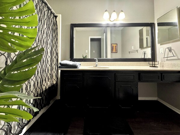 Haartrockner, Handtücher, Seife, Toilettenpapier