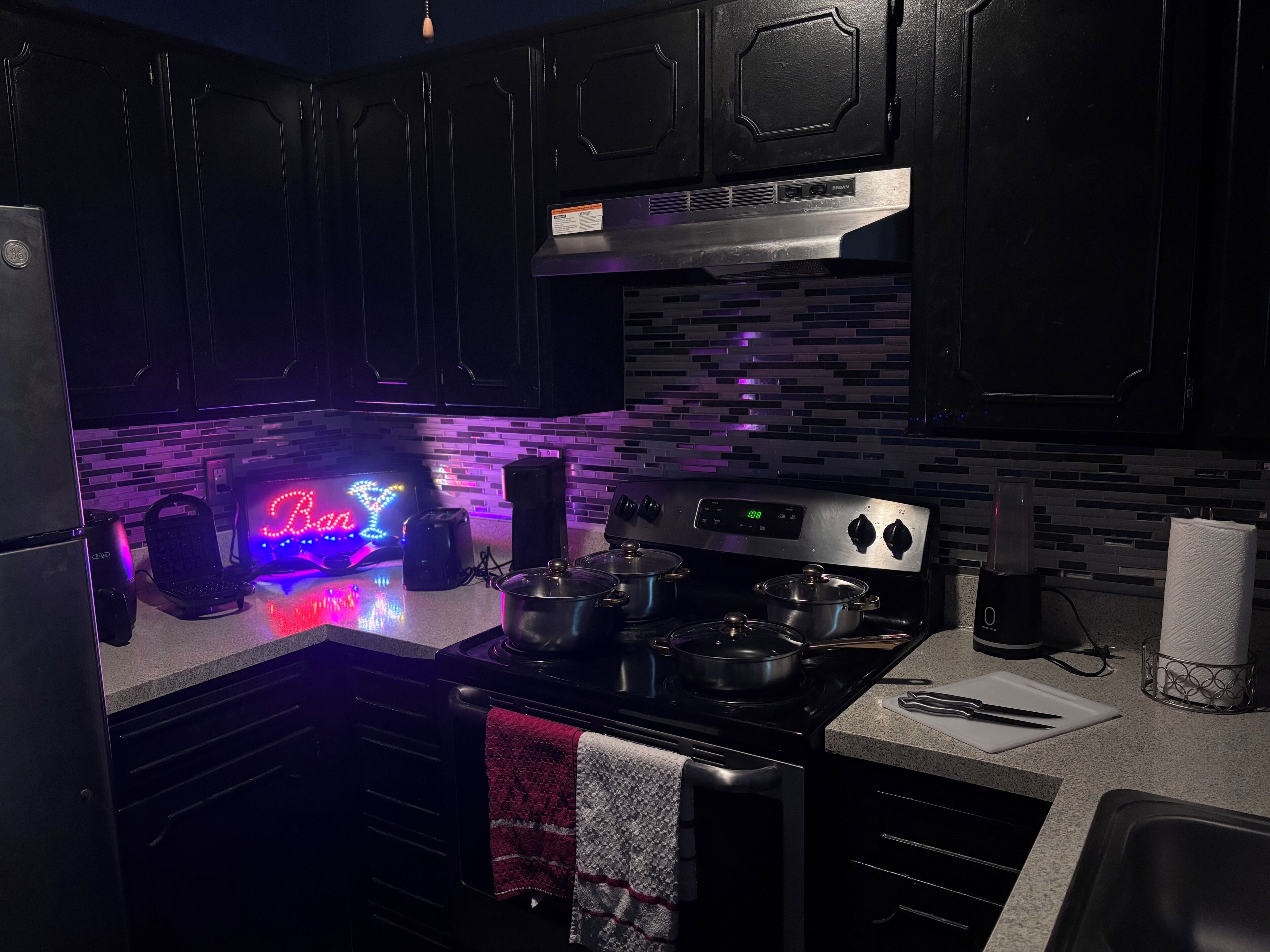 Réfrigérateur, micro-ondes, four, plaque de cuisson