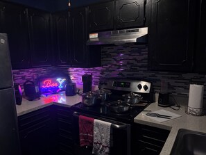 Réfrigérateur, micro-ondes, four, plaque de cuisson