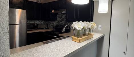 Een microgolfoven, een oven, een kookplaat, een vaatwasser