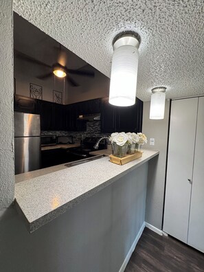 Mikrobølgeovn, ovn, kokeplater og oppvaskmaskin