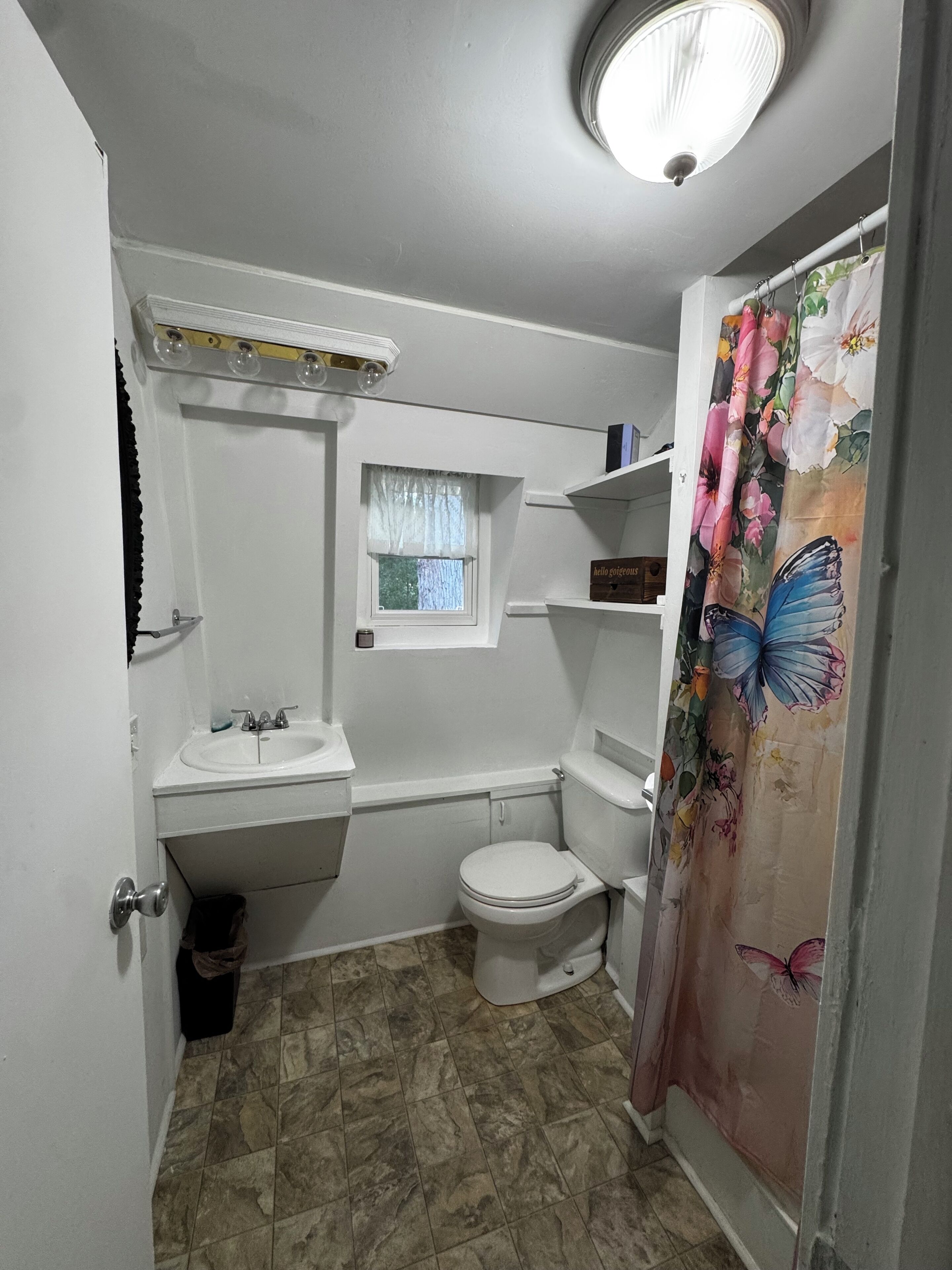 Sèche-cheveux, serviettes fournies, savon, papier toilette