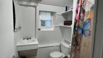 Sèche-cheveux, serviettes fournies, savon, papier toilette