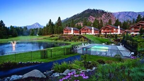 A resort with a pool, a golf course, and mountain views. - Enjoy Oktoberfest in this Charming 2-bedroom condo in fabulous Leavenworth (Leavenworth)