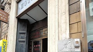 A hotel entrance with a sign reading "HOTEL DOMUS ROME" and a "CHANGE ROOM" sign. - Hotel Domus Rome (Rome)