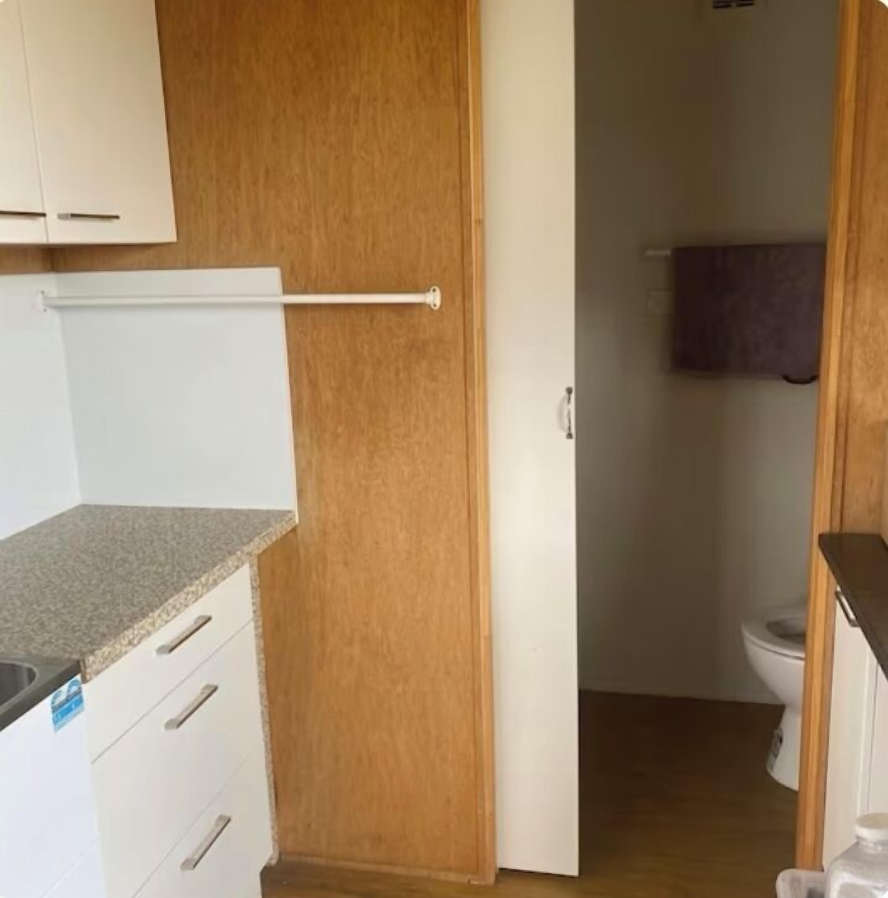 Chuveiro, toalhas de banho, sabonete, papel higiênico