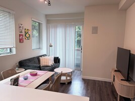 Deluxe Apartment, Garden View | Living area