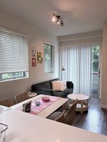 Deluxe Apartment, Garden View | Living area