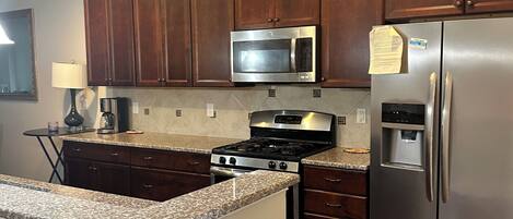 Microondas, horno, parrilla de estufa y lavavajillas