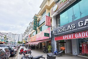 A street view with a hotel and a store named 'XPERT GADO'. - Fast Hotel Sri Gombak By Zuzu (Batu Caves)
