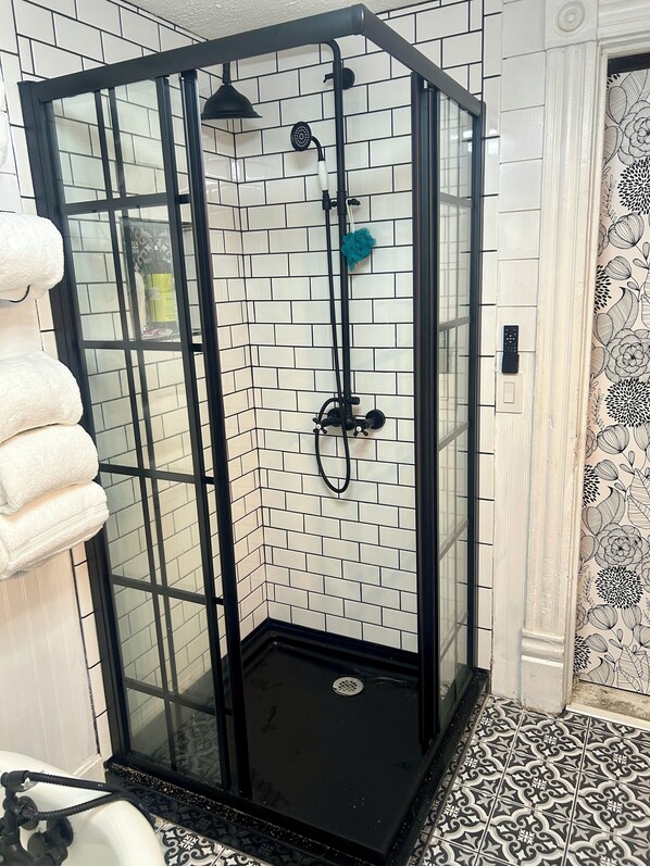 Séchoir à cheveux, serviettes fournies, savon, papier de toilette