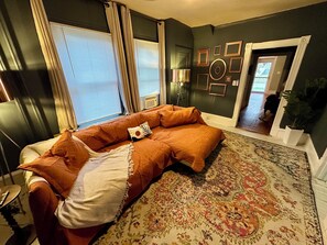 Living area - Reynard's Bliss - Historic Roanoke Apt Near Carilion & Downtown - Pet Friendly (Roanoke)