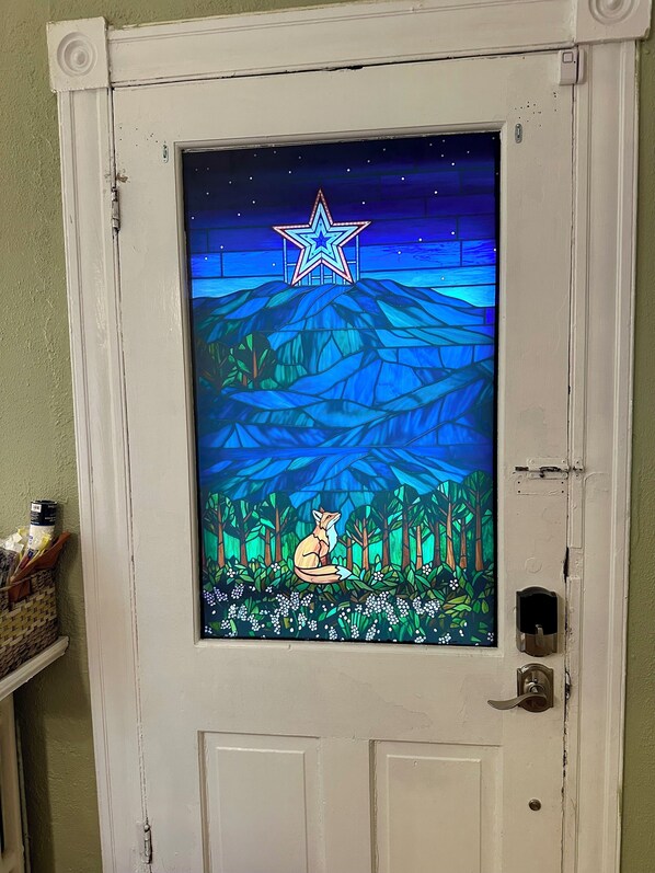 Interior - Reynard's Bliss - Historic Roanoke Apt Near Carilion & Downtown - Pet Friendly (Roanoke)