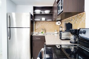 Oven, coffee/tea maker, toaster, cookware/dishes/utensils - Premium Studio 134D on Isla Verde Beach (Carolina)