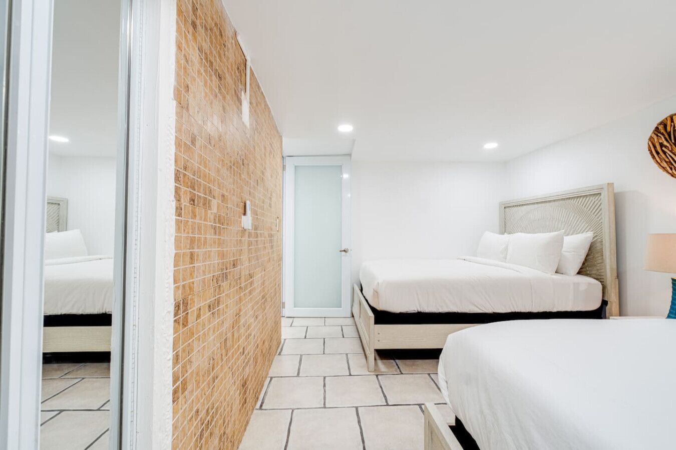 Tabla de planchar con plancha, wifi, ropa de cama