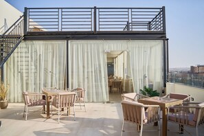 Outdoor dining - Merak Pyramids Hotel (Giza)