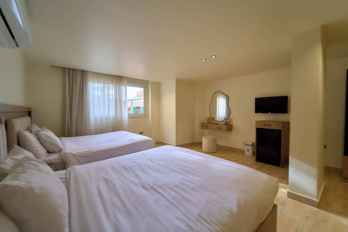 Panoramic Quadruple Room with Pyramids View | Ropa de cama de alta calidad, edredón, camas con pillow-top y minibar 