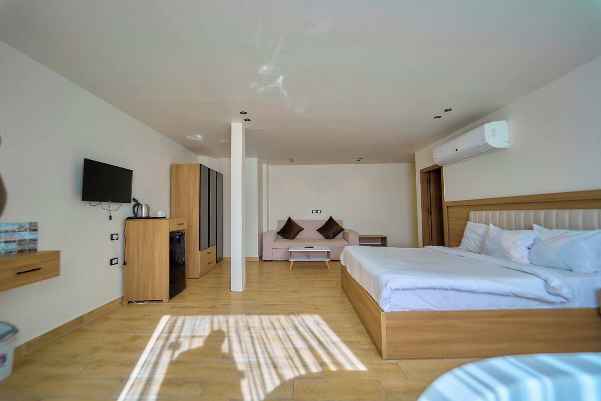 Ropa de cama de alta calidad, edredón, camas con pillow-top y minibar 