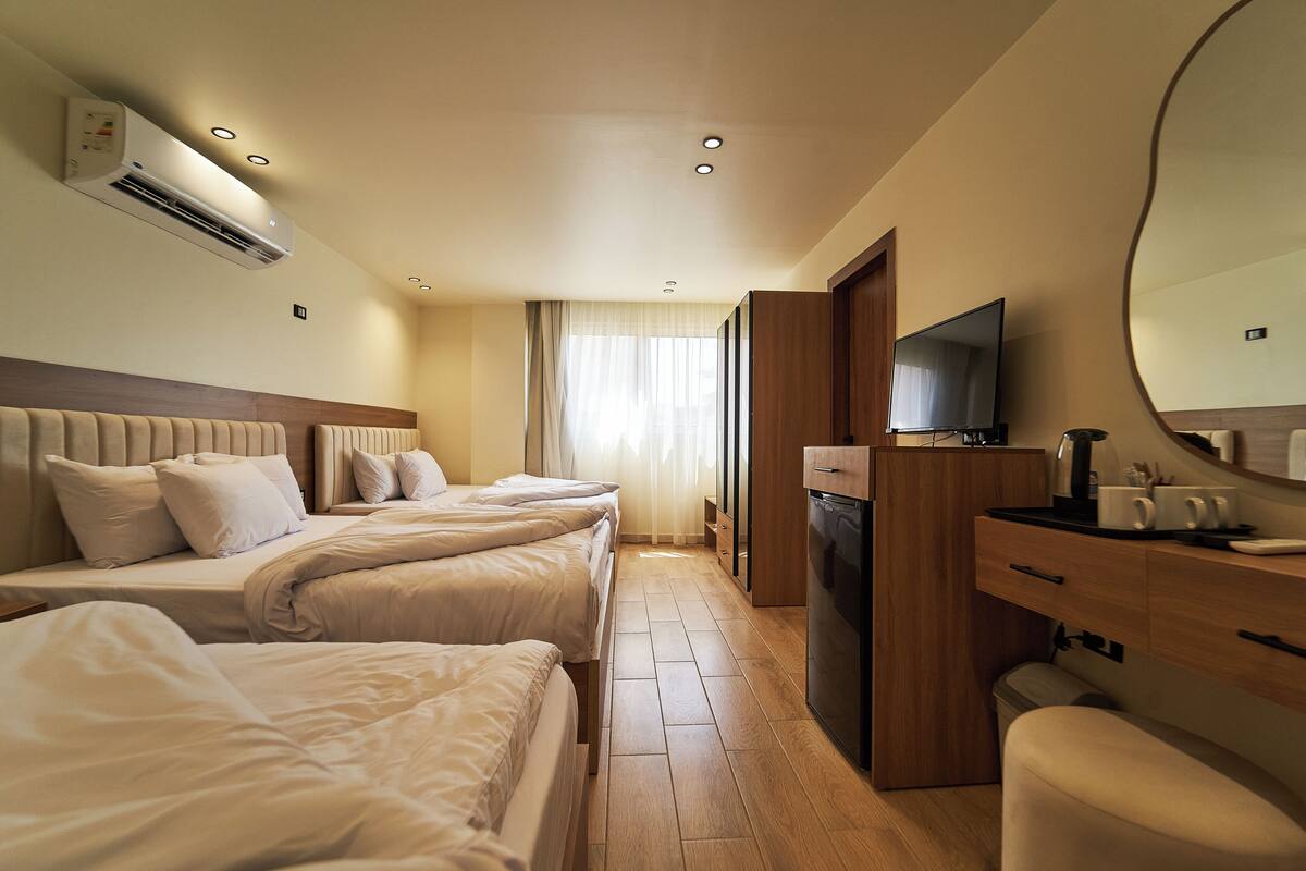 Panoramic Triple Room with Pyramids View | Ropa de cama de alta calidad, edredón, camas con pillow-top y minibar 