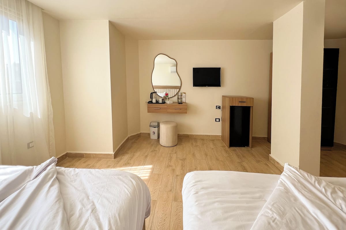 خزنة داخل الغرفة وستائر تعتيم وتجهيزات عازلة للصوت وواي فاي مجانًا