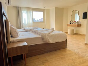 コンフォート 4 人部屋 | 高級寝具、羽毛の掛け布団、ピロートップベッド、ミニバー