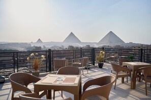 Outdoor dining - Merak Pyramids Hotel (Giza)