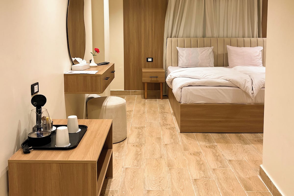 خزنة داخل الغرفة وستائر تعتيم وتجهيزات عازلة للصوت وواي فاي مجانًا