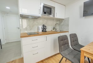 Refrigerador, microondas, placa de cocina, cafetera/tetera