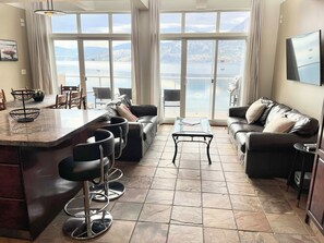 Living area - 4 BR Skaha-Lakefront House-WINE COUNTRY - Reduced Small Group Fall Pricing (Penticton)