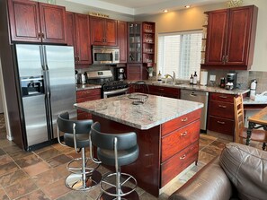 Private kitchen - 4 BR Skaha-Lakefront House-WINE COUNTRY - Reduced Small Group Fall Pricing (Penticton)