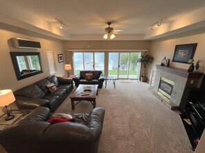 Living area - 4 BR Skaha-Lakefront House-WINE COUNTRY - Reduced Small Group Fall Pricing (Penticton)