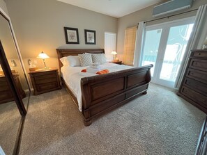 Room - 4 BR Skaha-Lakefront House-WINE COUNTRY - Reduced Small Group Fall Pricing (Penticton)