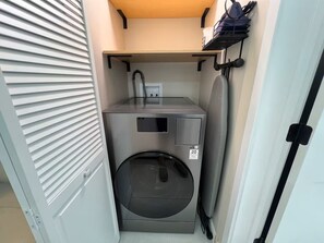 Interior - Luxury Studio Guest House • Full Kitchen • Cal King • Central Albuquerque (Albuquerque)