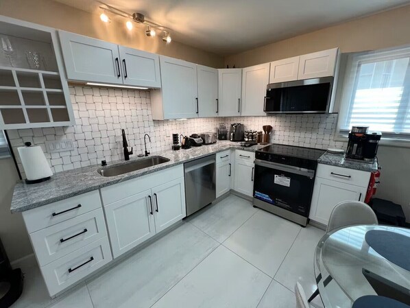Refrigerador, microondas, horno, placa de cocina