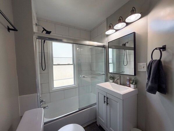 Towels, soap, toilet paper - Cozy, Renovated 3-Bedroom in the Heart of Dayton (Dayton)