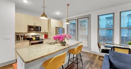 2B2B by TCU, Walkable, Pool View, King, Queen Beds with Pool & Gym Access