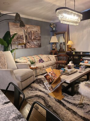 Smart TV, chimenea, libros