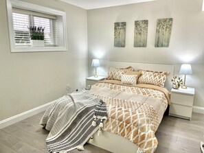 4 bedrooms, iron/ironing board, internet, bed sheets