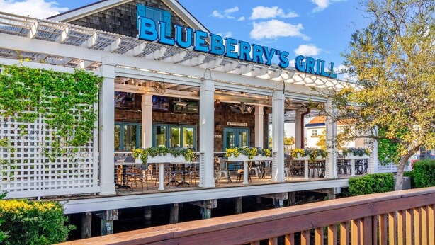 Un restaurant appelé « Blueberry’s Grill » qui dispose d’une terrasse et d’un patio couvert.
