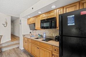 Refrigerador, microondas, parrilla de estufa y cafetera y tetera 