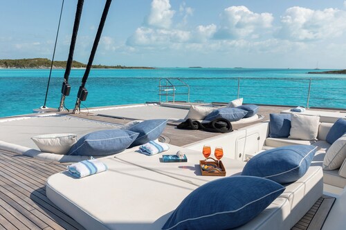 3-bedroom yacht in lovely Exuma with AC