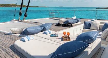 3-bedroom yacht in lovely Exuma with AC