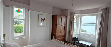 4 habitaciones, tabla de planchar con plancha, wifi y ropa de cama