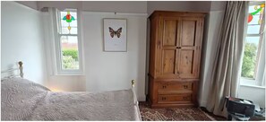 4 slaapkamers, een strijkplank/strijkijzer, wifi, beddengoed