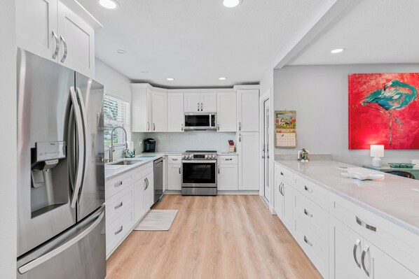 ثلاجة، ميكروويف، موقد طهي مسطح، غسالة أطباق