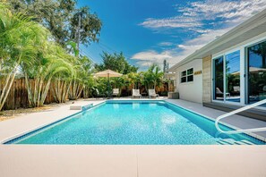 حمّام سباحة مُدفَّأ